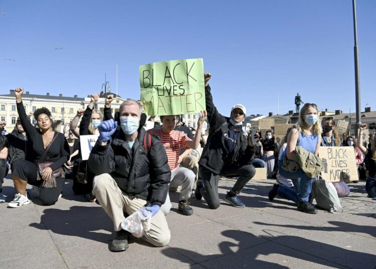 Black Lives Matter -mielenilmaukseen Helsingin Senaatintorille kokoontui poliisin arvion mukaan yli 3¿000 ihmistä. Mielenosoituksia järjestettiin myös muun muassa Turussa, Tampereella ja Jyväskylässä.