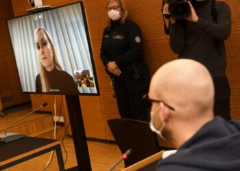 Syytetty etualalla ja sisäministeri Maria Ohisalo etäyhteydellä Helsingin käräjäoikeudessa tiistaina 17. marraskuuta.