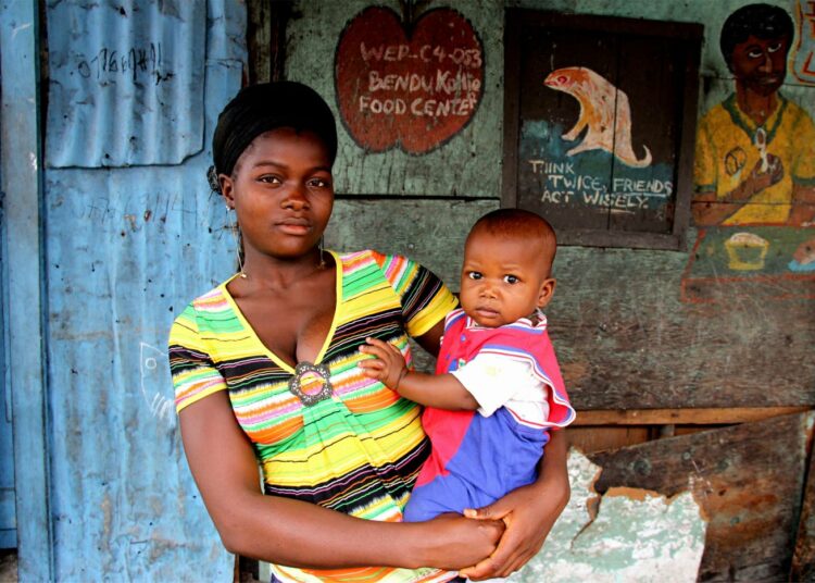 Äiti ja lapsi Liberian Monrovian kaupungin köyhästä kaupunginosasta West Pointista. Arvioidaan, että kehitysmaissa joka päivä 20 000 alle 18-vuotiasta tyttö synnyttää.