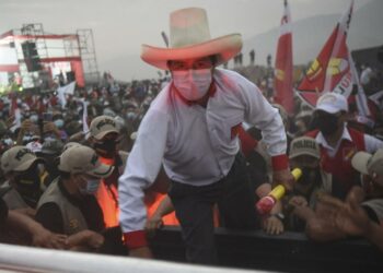 Pedro Castillo yllätti kaikki Perussa keräämällä presidentinvaalien ensimmäisellä kierroksella eniten ääniä.