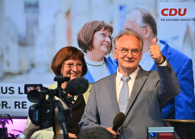 Saksi-Anhaltin pääministeri Reiner Haseloff juhli vaalivoittoa vaimonsa Gabriele Haseloffin kanssa sunnuntai-iltana.