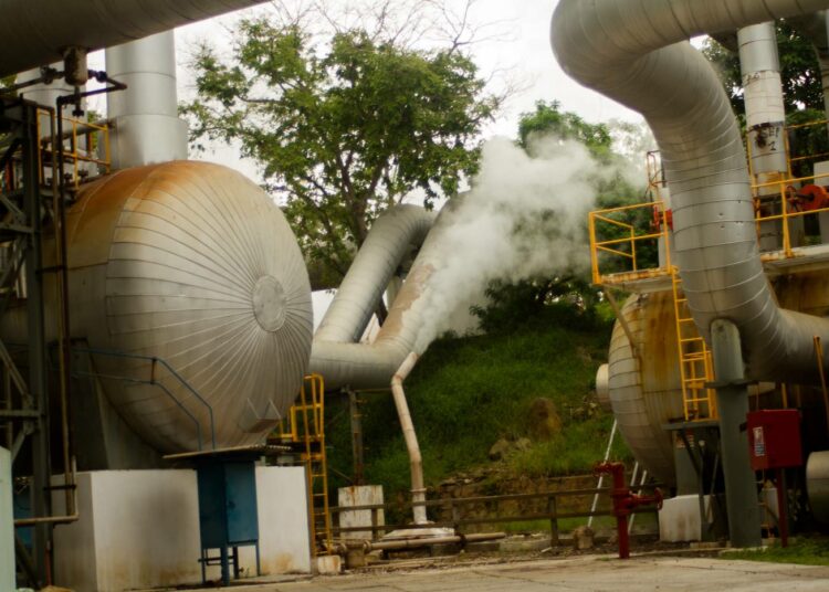 Ahuachapánin geoterminen voimalaitos, joka tuottaa uusiutuvaa energiaa maan uumenien kuumuudesta. El Salvadorissa on kaksi geotermistä voimalaitosta, mutta presidentti antaa ymmärtää, että lisää on tekeillä.