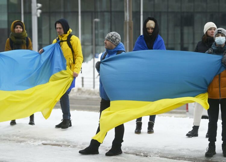 Eduskuntatalolla osoitettiin torstaina mieltä Ukrainan puolesta.