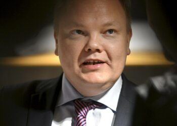 Maa- ja metsätalousministeri Antti Kurvinen siirtäisi yli kymmenen vuotta valmistellun saamelaiskäräjälain taas uuteen työryhmään.