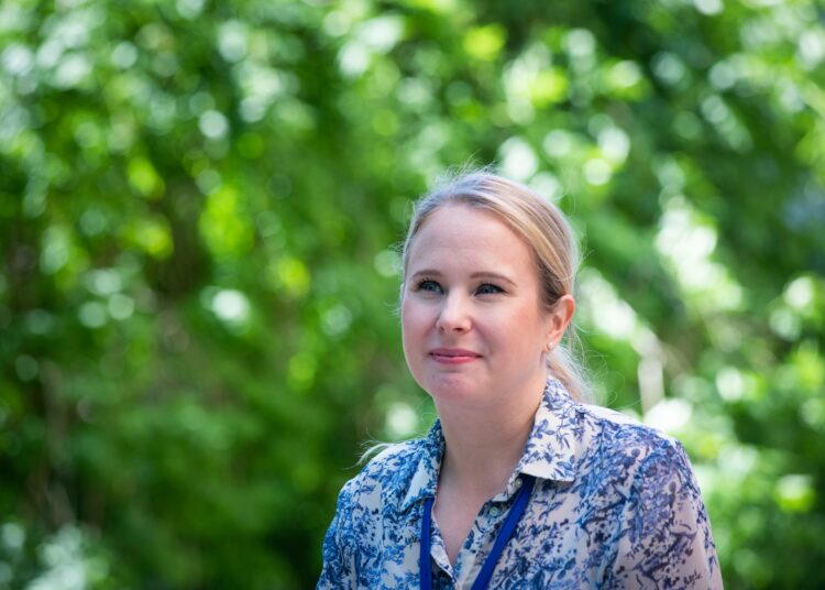 Stina Oksa tutkii rumia lukuja työkseen ja haluaa levittää niitä ihmisten tietoisuuteen.