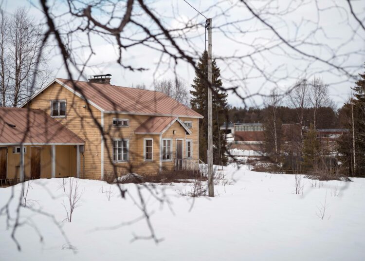 Autioituneen talon pihalla on kellari, jonka paikalla Markus Mustajären isä oli kuolla. Saksalaisten miina jätti Mustajärven isään ikuiset vammat.