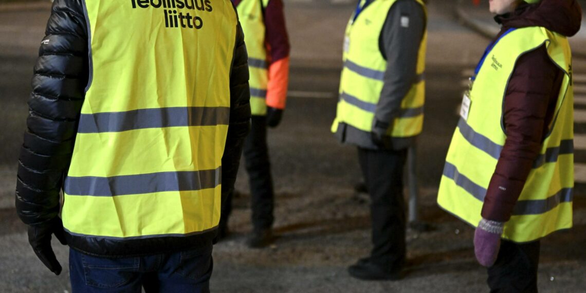 Teollisuusliitto uhkaa koventaa työtaistelutoimiaan.