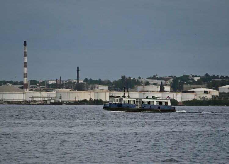 Henkilöalus öljynjalostamon lähellä Havannassa. Kuuba tuottaa vain noin 40 prosenttia tarvitsemastaan öljystä. Yhdysvallat pyrkii estämään loput toimitukset ulkomailta.