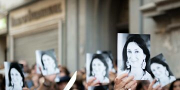 Mielenosoittajat kantoivat toimittaja Daphne Caruana Galizian kuvia murhan vuosipäivänä Vallettassa.