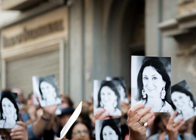 Mielenosoittajat kantoivat toimittaja Daphne Caruana Galizian kuvia murhan vuosipäivänä Vallettassa.