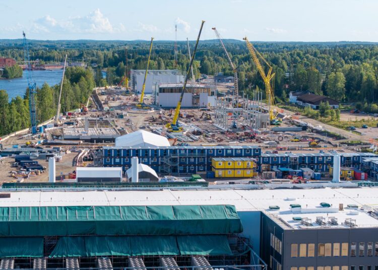 Datakeskuksia rakennetaan nyt ympäri Suomen. Kuvan työmaa on Kouvolasta.