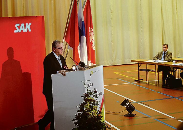 SAK:n puheenjohtaja Lauri Ihalainen ilmoitti jättävänsä tehtävänsä SAK:n valtuuston kevätkokouksessa ensi vuoden toukokuussa. Taustalla  Ihalaisen työn jatkajaksi mainittu Lauri Lyly.