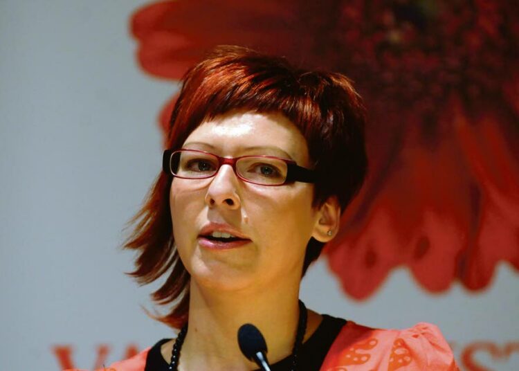 Aino-Kaisa Pekonen korvamerkitsisi kuntien terveydenhoitoon ja koulutukseen saamia valtionosuuksia.