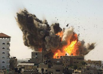 ? Jos Yhdysvallat ei halua Israelin toimivan toisin, sille ei kukaan mahda mitään, Aini Linjakumpu toteaa. Israelin ilmaisku osui kerrostaloon Etelä-Gazassa toissapäivänä.