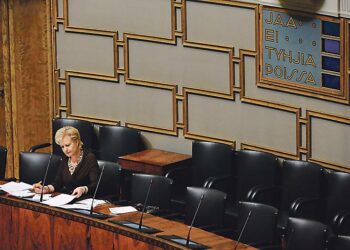 Kirjoittaja esittää vaalirahoituskatoksi eduskuntavaaleissa viittätuhatta euroa.