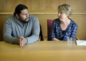Huhtikuussa surmatun Beatriz Cariñon leski Omar Esparza (vas.) on mukana uudessa avustussaattueessa. Kuvassa Esparza Suomessa toukokuun lopulla, oikealla Jyri Jaakkolan äiti Eve Jaakkola.