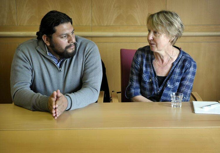 Huhtikuussa surmatun Beatriz Cariñon leski Omar Esparza (vas.) on mukana uudessa avustussaattueessa. Kuvassa Esparza Suomessa toukokuun lopulla, oikealla Jyri Jaakkolan äiti Eve Jaakkola.