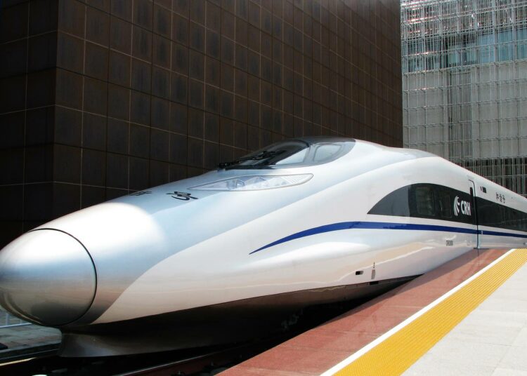 Juuri käyttöön otettu uusin luotijuna CRH2 380A esitteillä Shanghain maailmannäyttelyssä. Juna ryhtyi syyskuun lopussa ajamaan Nanjingin ja Shanghain välisellä rataosuudella.