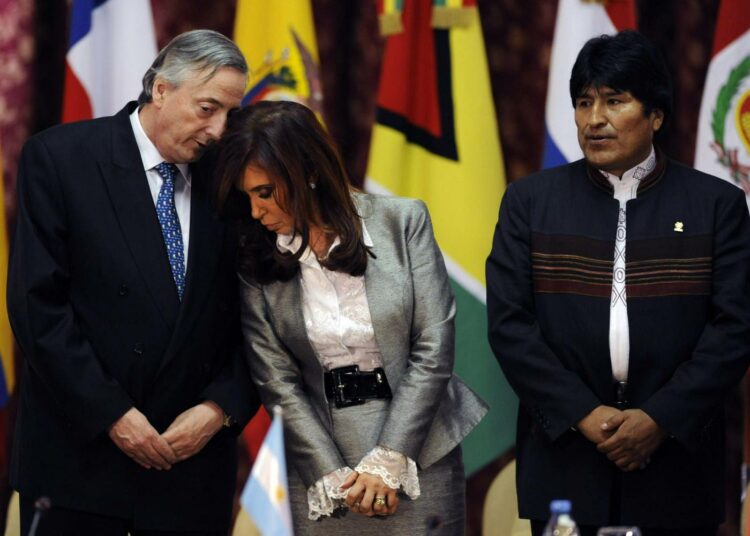 Nestor Kirchner, Cristina Fernández de Kirchner ja Bolivian Evo Morales UNASUR:in kokouksessa Buenos Airesissa lokakuun alussa.