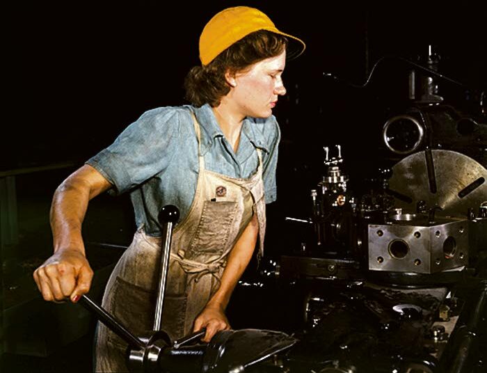 Lafarguen logiikan mukaan koneellistumisen ja tuottavuuden kasvun olisi pitänyt johtaa lyhyeen työpäivään. Kuva on yhdysvaltalaisesta tehtaasta vuodelta 1942.