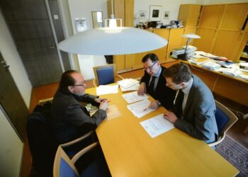 Vasemmistoliiton Jorma Pikkarainen (vas.) jätti ehdokaslistan vaalipiirilautakunnan Heikki Liljeroosille ja Raimo Aholalle.