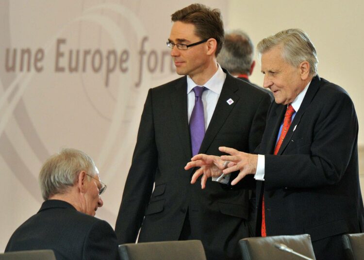 Jyrki Katainen (kesk.) edustaa Suomea toimitusministerinä, kun euroryhmän valtiovarainministerit kokoontuvat päättämään Portugalin tukipaketista 16. toukokuuta.