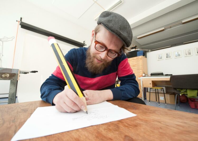 Jussi Karjalainen kuvittaa kirjojen kansia tilauksesta.