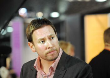 Paavo Arhinmäki kiittää budjetin panosta perusturvaan.