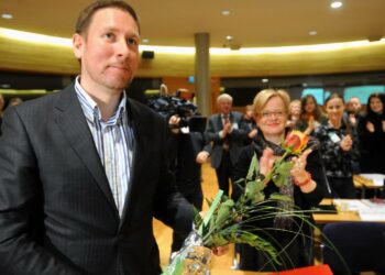 Puoluesihteeri Sirpa Puhakka toimii Arhinmäen presidentinvaalikampanjan kampanjapäällikkönä.