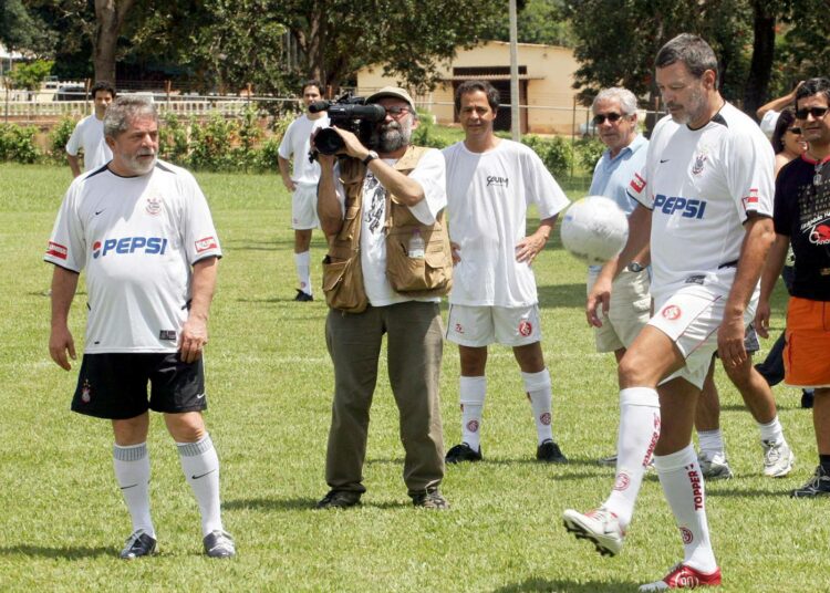 Nollanälkä-ohjelmaa pidetään yhtenä Brasilian entisen presidentin Luiz Inácio Lula da Silvan kausien tärkeimmistä tuloksista. Kuvassa Lula (vas.) katselee jalkapalloilija Socratesin pallonhallintaa vuonna 2005.