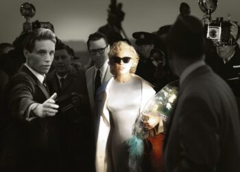 Hollywood-legenda (Michelle Williams) saapuu kuvauksiin Lontooseen. Vasemmalla viittilöi opas (Eddie Redmayne).