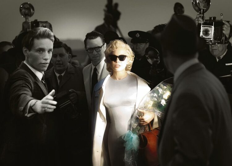 Hollywood-legenda (Michelle Williams) saapuu kuvauksiin Lontooseen. Vasemmalla viittilöi opas (Eddie Redmayne).