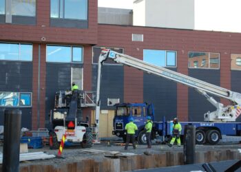 Jyväskyläläisellä hotellityömaalla paiskittiin töitä myös vappuna. Kuvassa näkyvät hotellin julkisivu-urakkaa tekevät työntekijät saavat suomalaisurakoitsijan mukaan sopimusten mukaista palkkaa.