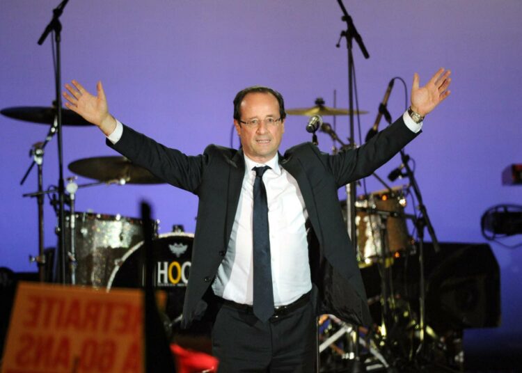 François Hollande tervehtimässä kannattajiaan Pariisin Bastiljin aukiolla.