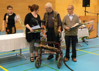 Tarinaniskennän Suomen mestariksi ylsi tamperelainen Pasi Asikainen (keskellä), toisen sijan otti haaparantalainen Anne Angeria ja pronssia oululainen Jukka Lappalainen.