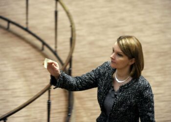 Keskustan Mari Kiviniemi äänestämässä puhemiesvaaleissa maanantaina. Keskustan eduskuntaryhmä asetti Kiviniemen omaksi ehdokkaakseen toiseksi varapuhemieheksi.