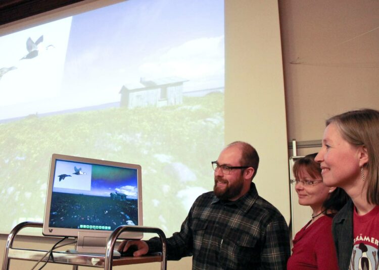 Anssi Riihiaho, Minna Uusiniitty-Kivimäki ja Hanna Ylitalo odottavat palautetta virtuaalisen kansallispuiston kävijöiltä.