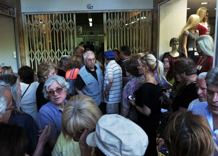 Eläkeläiset, jotka eivät olleet saaneet eläkettään, tungeksivat sosiaalivakuutusvirasto IKA:n toimistossa toukokuun lopussa Ateenassa.