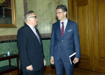 STTK puheenjohtaja Mikko Mäenpää ja pääministeri Jyrki Katainen (oik.) STTK:n syksyn talouspoliittisessa Eurooppa.nyt! -seminaarissa Helsingissä maanantaina.