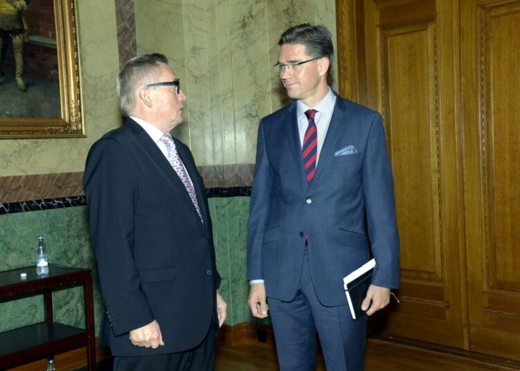 STTK puheenjohtaja Mikko Mäenpää ja pääministeri Jyrki Katainen (oik.) STTK:n syksyn talouspoliittisessa Eurooppa.nyt! -seminaarissa Helsingissä maanantaina.