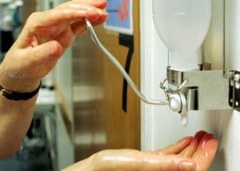 Tehy  toteaa erityisesti vanhusten hoidon kohdalla tuodun esiin, että pikakoulutettujen henkilöiden avulla saataisiin lisää työvoimaa vanhusten hoitoon.