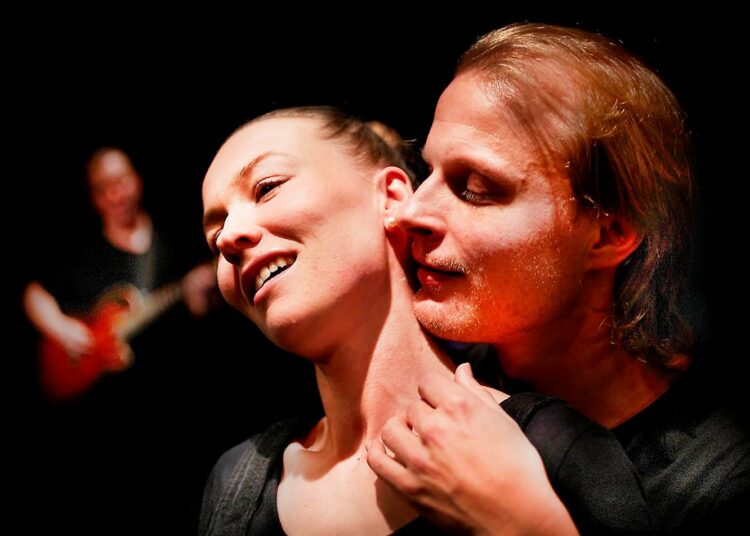 Paavo Kerosuo ja Hanna Seppä ovat Minna Canthin näytelmän nuori aviopari, Risto ja Johanna.
