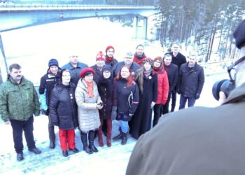 Savo-Karjalan vaalipiirin vasemmiston ehdokkaat kokoontuivat yhteiseen kuvaan maakuntarajalle Ohtaansalmen sillalle. Mukana oli myös puheenjohtaja Paavo Arhinmäki. Piirin vaalilehti on jaossa helmikuussa ja siinä julkaistaan muun muassa vasemmistopiirien yhteinen vaalikauden tavoiteohjelma.