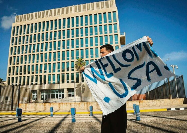 Mies toivotti Yhdysvaltojen vasta avatun lähetystön tervetulleeksi Kuubaan maanantaina.
