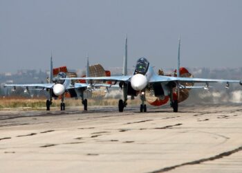 Venäläisiä Suhoi-taistelukoneita laskeutumassa Hmeinimin sotilaslentokentälle Syyriassa.