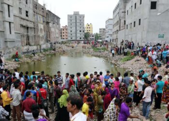 Bangladeshissä vietettiin Rana Plazan tehdasonnettomuuden vuosipäivää  huhtikuussa 2015.  Tehdasrakennuksen sortumisessa sai surmansa 1100 tekstiilityöntekijää.