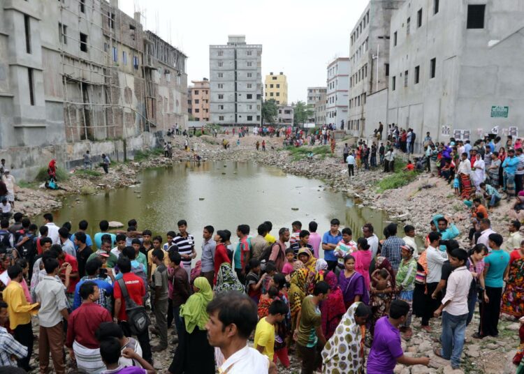 Bangladeshissä vietettiin Rana Plazan tehdasonnettomuuden vuosipäivää  huhtikuussa 2015.  Tehdasrakennuksen sortumisessa sai surmansa 1100 tekstiilityöntekijää.