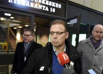 Markku Jalonen, Lauri Lyly ja Antti Palola poistuivat yhteiskuntasopimusneuvotteluista Helsingin Etelärannasta viime yönä kello 01.15.