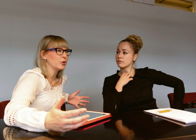 Aino-Kaisa Pekonen (vas.) ja Hanna Sarkkinen toivovat, että perusterveydenhuolto resursoidaan nykyistä paremmin.