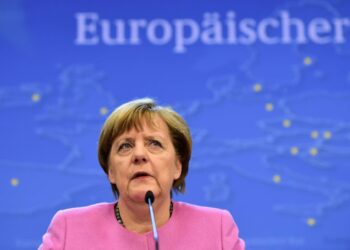Liittokansleri Angela Merkeliä vastaan nuristaan sekä CDU:ssa että sen baijerilaisessa sisarpuolueessa.